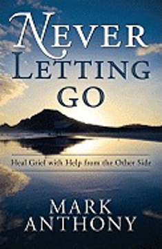 Bild på Never Letting Go: Heal Grief with Help from the Other Side